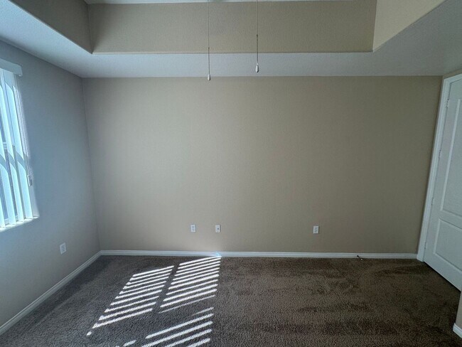 Building Photo - SPACIOUS BOTTOM FLOOR 2 BEDROOM IN THE GATED MANHATTAN CONDOS