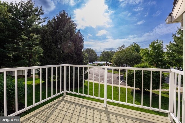 Building Photo - 1676B Thornwood Dr