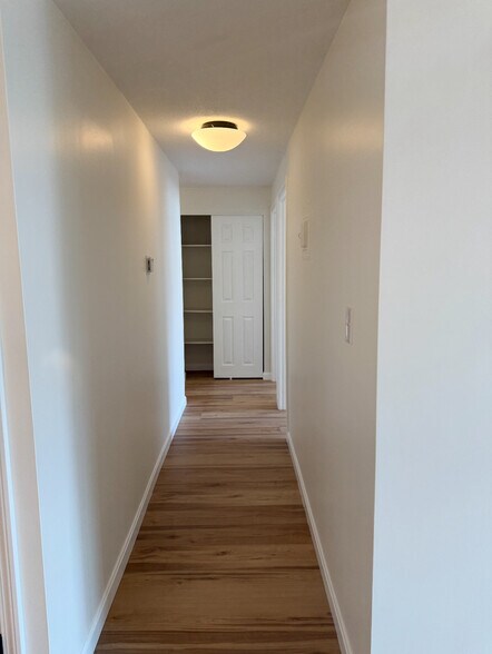 Building Photo - 5 Lancelot Ct