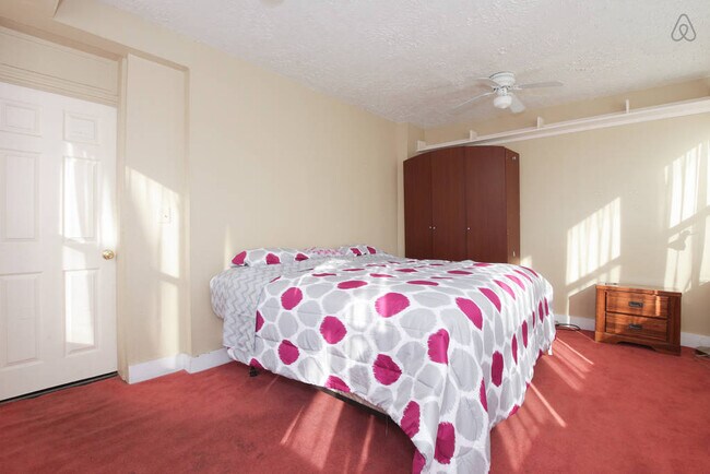 Building Photo - Private room in 6 bedroom Washington Apart...