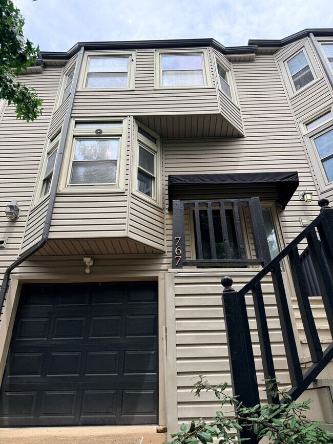 Building Photo - Unique Riverside Townhome