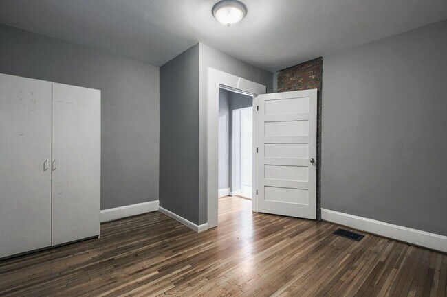 Building Photo - Summit St 2091-2091.5 MLR