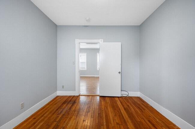 Building Photo - Close Proximity to Clark University!