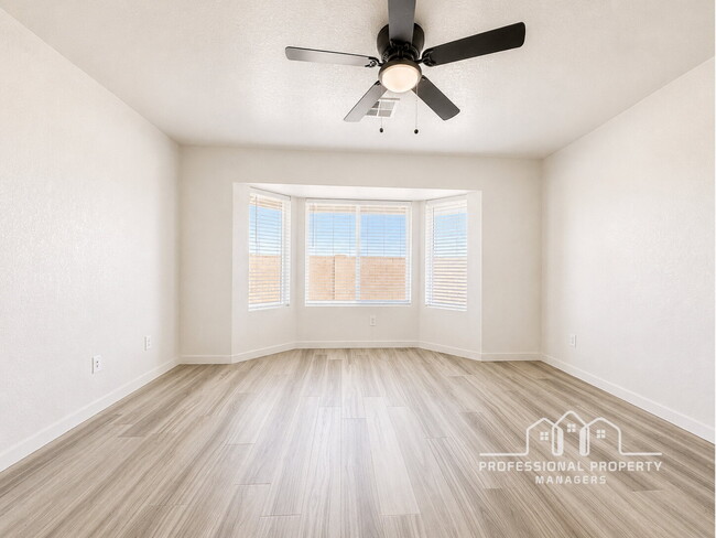 Building Photo - 4-bedroom, 2-bathroom home in Desert Oasis