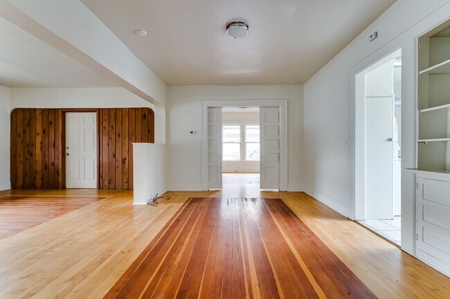 Building Photo - 4 Bedroom Ground Floor Apartment in Westside Neighborhood