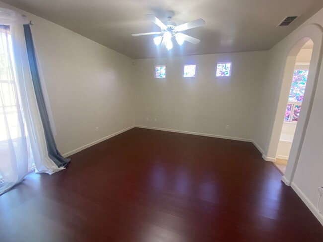 Building Photo - Charming 3 bed/3 full bath with Loft in St...