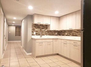 Building Photo - 2214 N Mango Ave