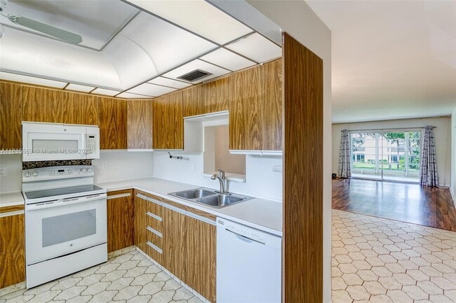 Building Photo - 2303 Lucaya Ln