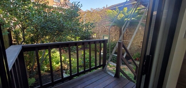 Building Photo - Epic REA - Great Garden Studio Apartment i...