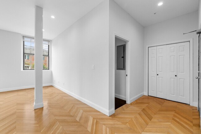 Building Photo - 21 Linden St