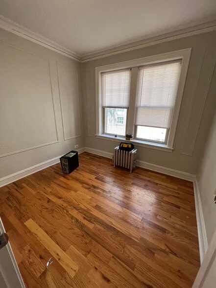 Building Photo - 5042 N Wolcott Ave