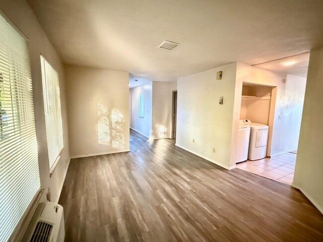 Building Photo - 505 NW D St