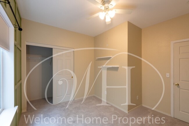 Building Photo - Beautiful 3 Bedroom Home With Fenced Backy...