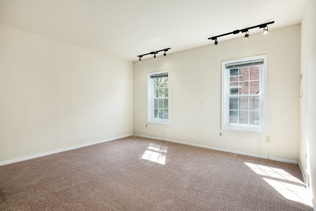 Building Photo - Three Bedroom Graduate Hospital Home with Roof Deck!