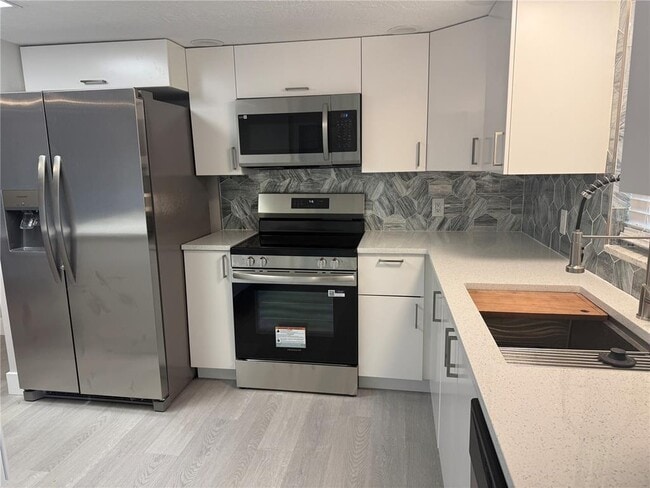 Building Photo - 4700 Cove Cir