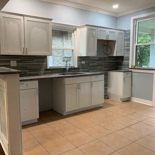 Building Photo - 8109 S Dorchester Ave