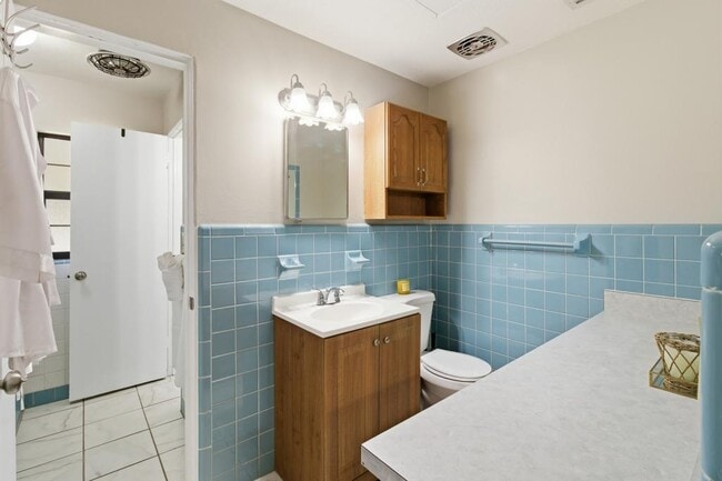 Building Photo - 1411 Crest Dr