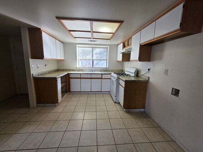 Building Photo - 2004-2004 E Chelsea Ct