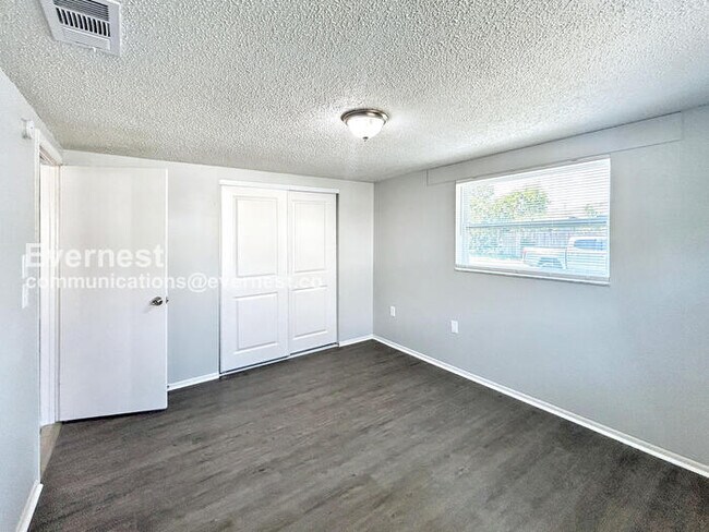 Building Photo - 2 Bed/1 Bath Home with Garage / Pet-Friendly / Coming Soon!