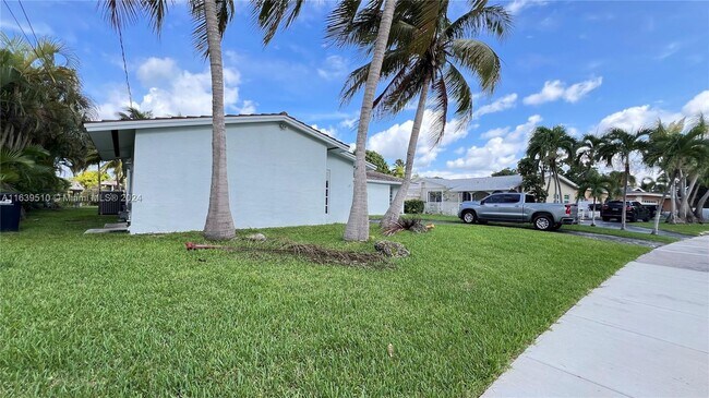 Building Photo - 19830 Bel Aire Dr