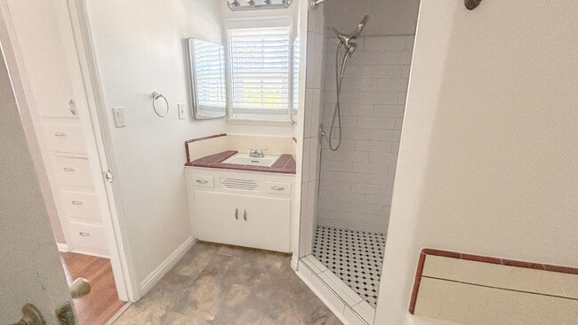 Building Photo - For rent! This charming 4-bedroom, 3-bathr...