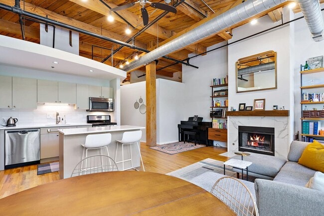 Building Photo - 2210 W Wabansia Ave