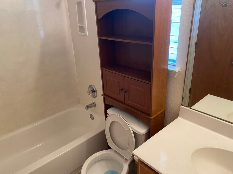 Primary Bath - 112-114 Marvin Cove
