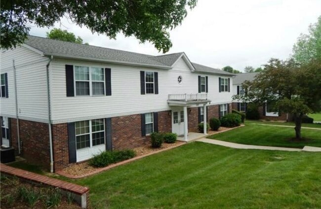 Building Photo - 244 Carriage Ct
