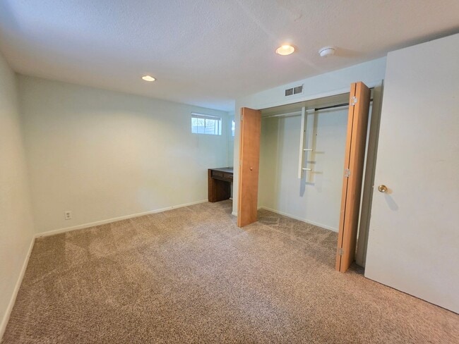 Building Photo - 710 S 44th St