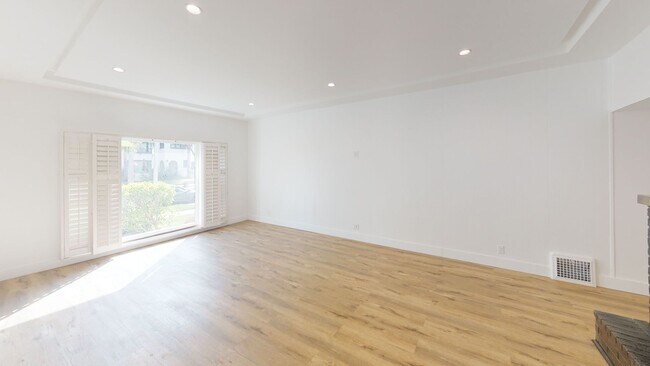 Building Photo - 1021 S Hayworth Ave