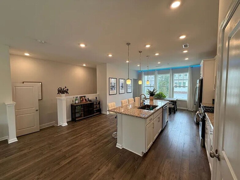 Building Photo - 1228 Commack Dr