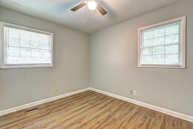 Building Photo - 2475 Groveland Cir N