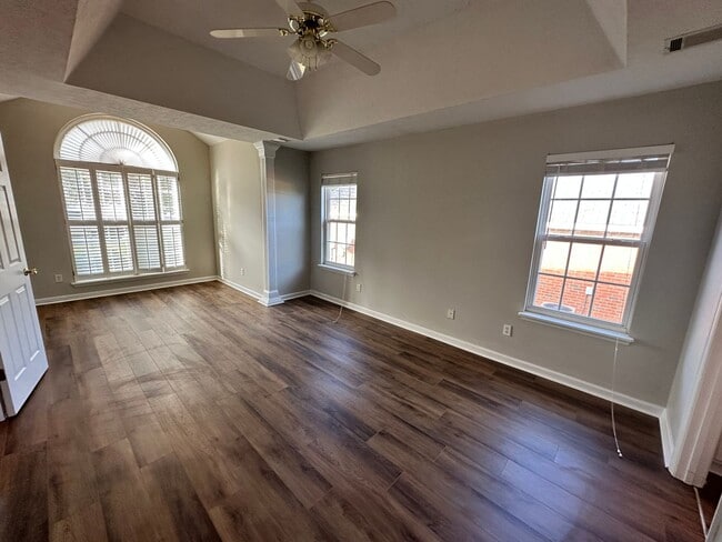 Building Photo - 4 bed 2 bath home with 2 car garage, covered patio, and fenced backyard