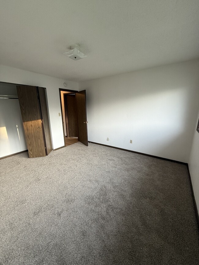 Building Photo - 3915 Southlawn Rd