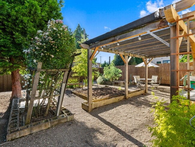 Building Photo - 5 bedroom, 2 bath in North Portland - Bois...