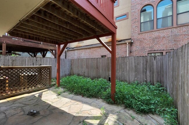 Building Photo - 592 Bomar St