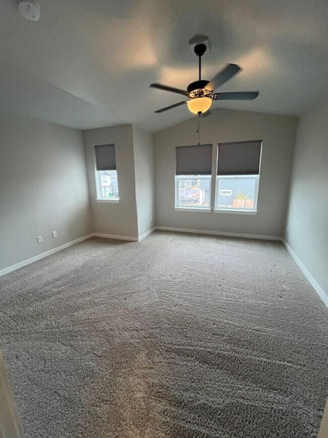 Building Photo - 3 Bedroom 2.5 Bath Newberg OR