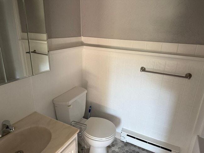 Building Photo - Charming 2 Bed, 1 Bath Home – Month-to-Mon...