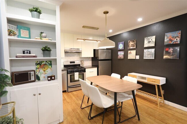 Building Photo - 1304 Summit St