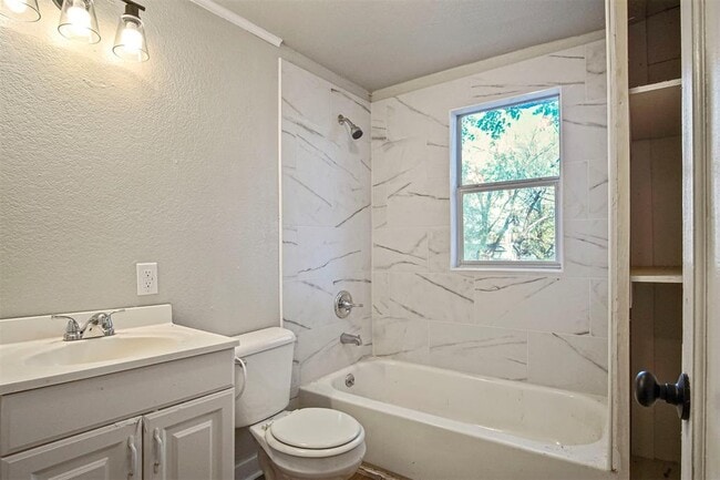 Building Photo - 907 N McKinley Ave