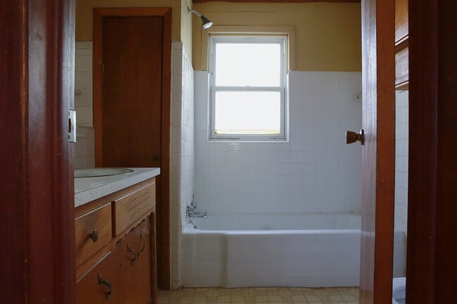 Building Photo - "Charming 2-Bedroom Retreat in Fayettevill...