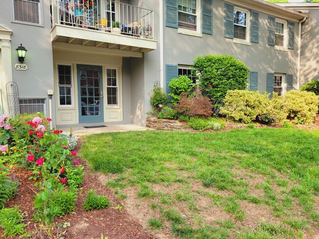 Front patio entrance - 8318 Kingsgate Rd