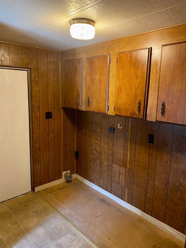 Building Photo - Large 3 bed 2 bath with fenced back yard