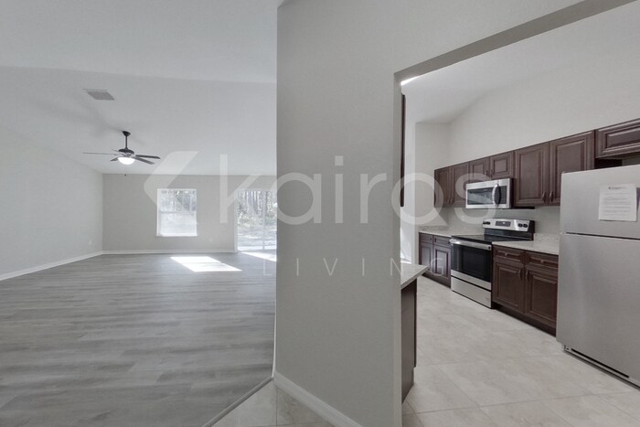 Building Photo - 820 Marion Oaks Manor