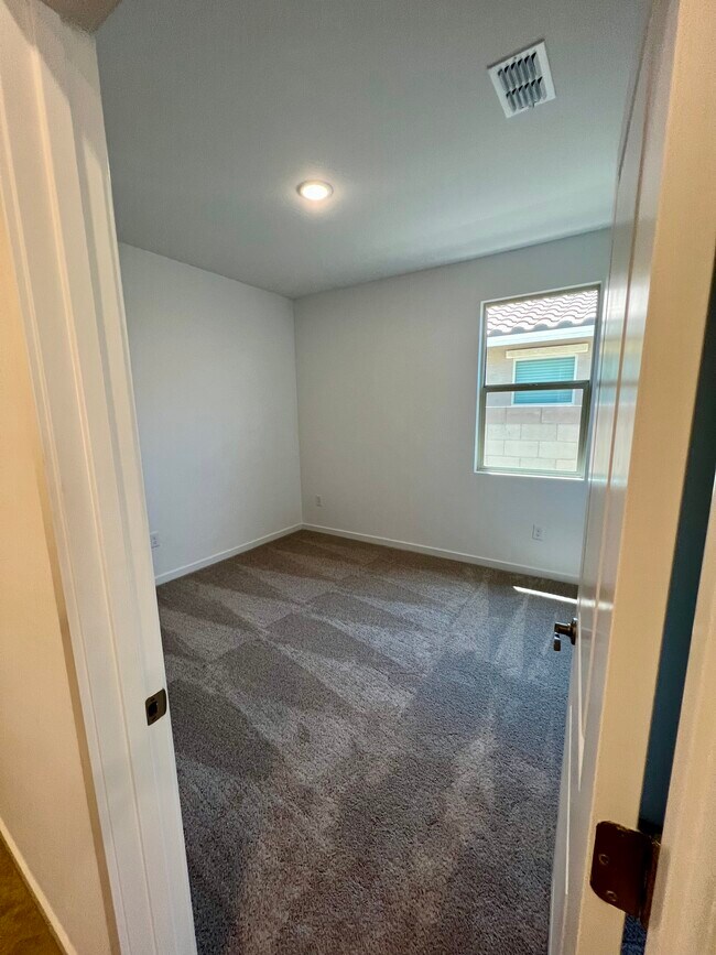 Building Photo - 40090 W Wade Dr