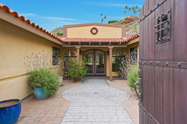 Building Photo - 10 Venus Dr