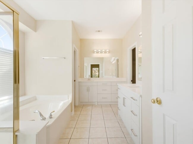 Building Photo - 1622 Stratford Dr