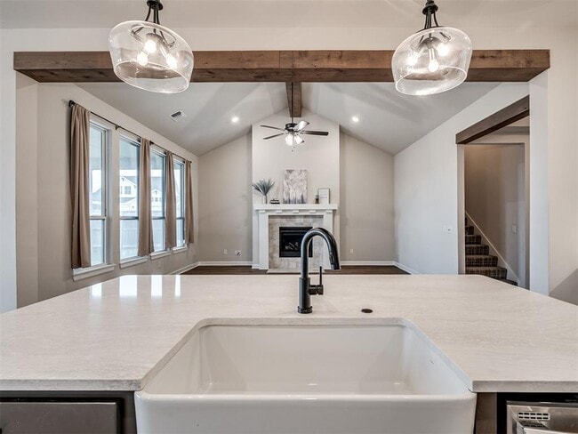 Building Photo - 915 Kings Canyon Rd