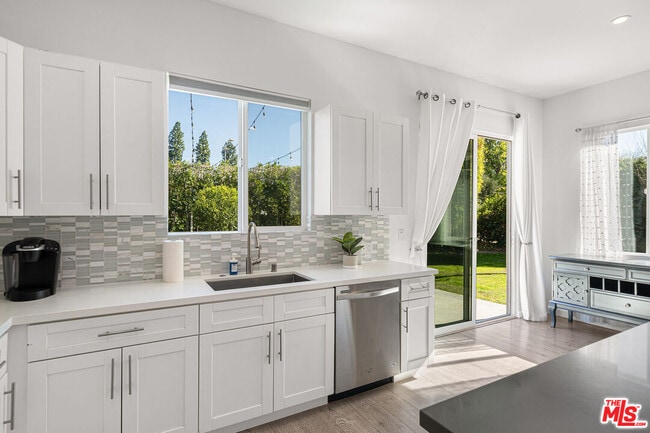 Building Photo - 5202 Topeka Dr