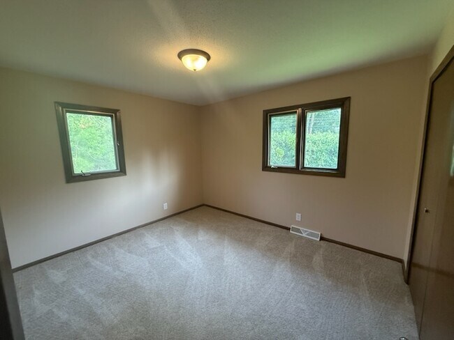 Building Photo - 276 Palomino Dr S